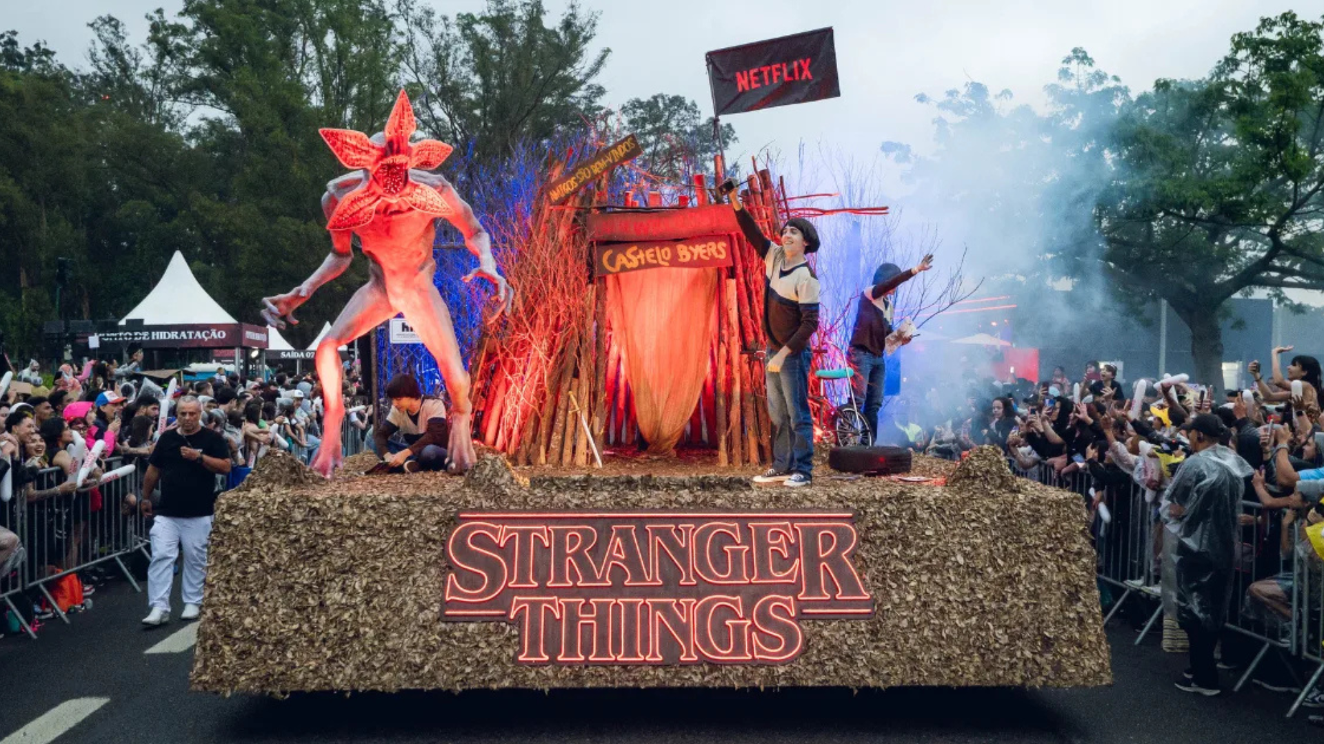 Parada Estranha reúne fãs de Stranger Things em SP