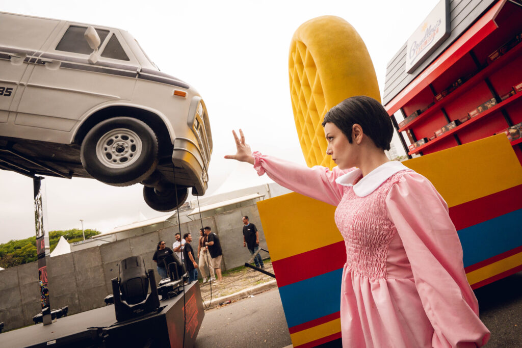 ST5PARADE_20251123-EVENT-DerekMangabeira-6884-1024x683 Parada Estranha reúne fãs de Stranger Things em SP
