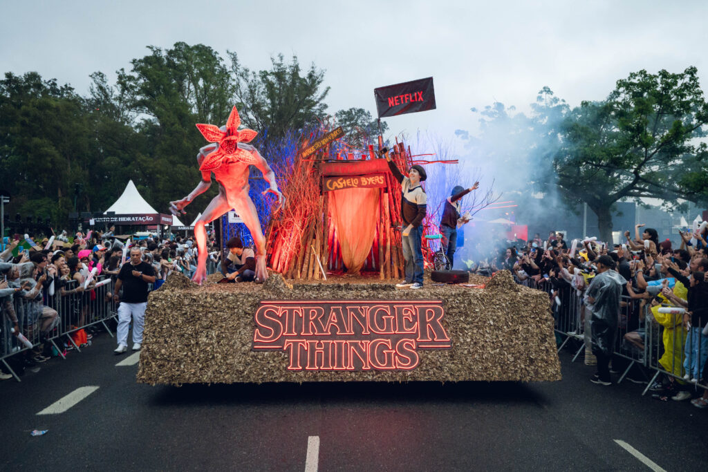 ST5PARADE_20251123-EVENT-DerekMangabeira-7212-2-1024x683 Parada Estranha reúne fãs de Stranger Things em SP