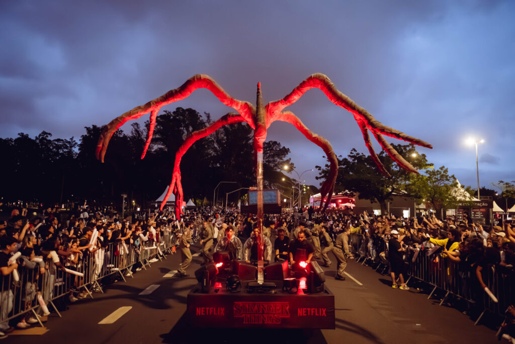 ST5PARADE_20251123-EVENT-DerekMangabeira-8253-1024x683 Parada Estranha reúne fãs de Stranger Things em SP