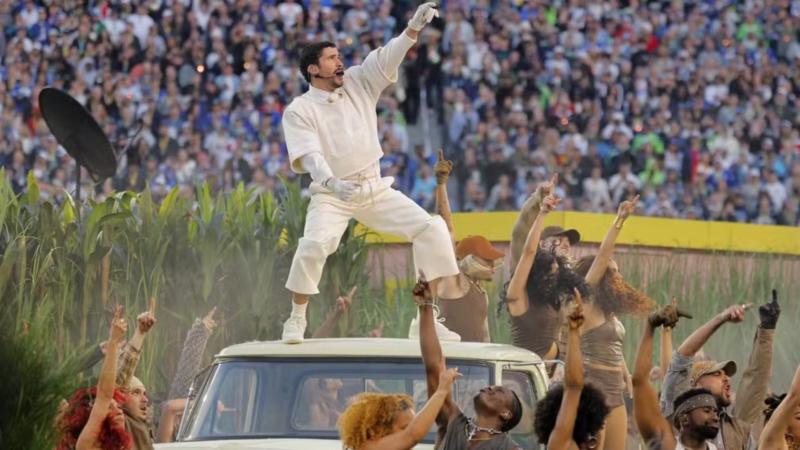 Bad Bunny faz história no Super Bowl com celebração da cultura latina