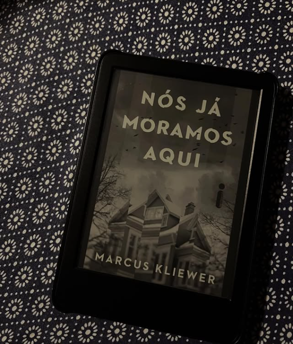 Captura-de-tela-2026-03-04-172227 Nós Já Moramos Aqui, de Marcus Kliewer: um thriller psicológico sobre paranoia, memória e realidade distorcida