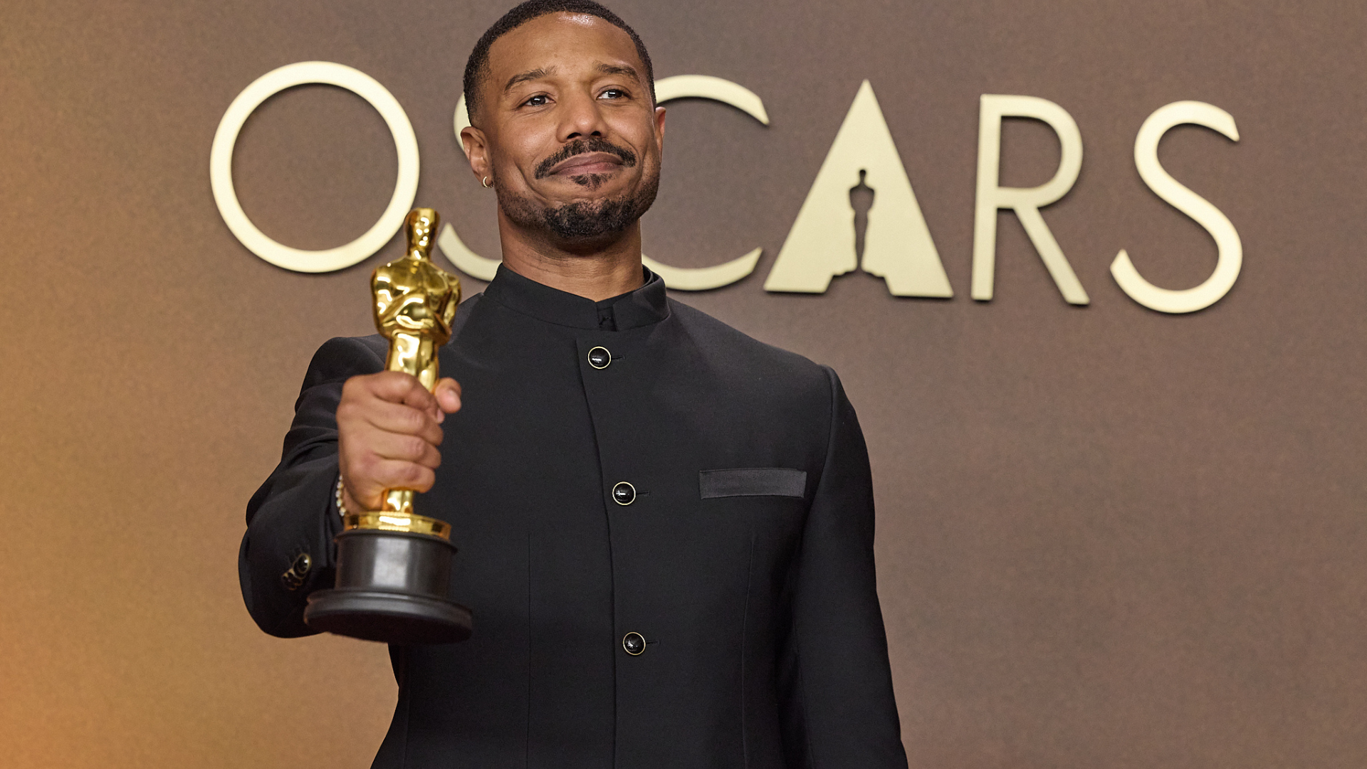 Michael B. Jordan celebra vitória no Oscar 2026