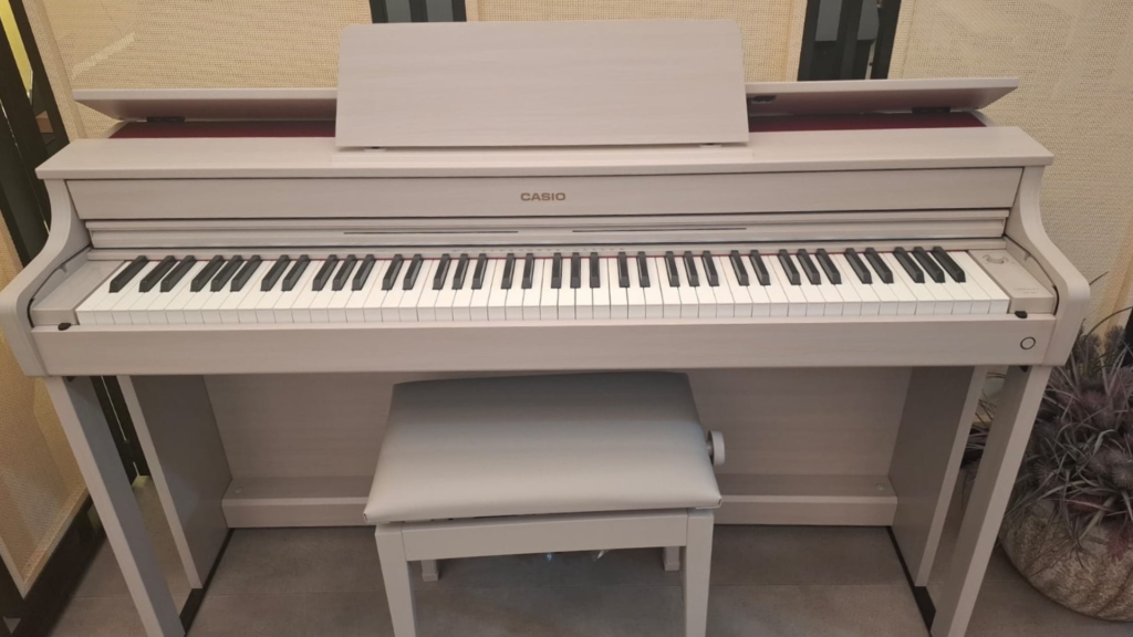 Post-LazCult-71-1-1024x576 O Futuro do Piano Digital: Como a Casio uniu Design e Performance no novo Celviano Grey Beige