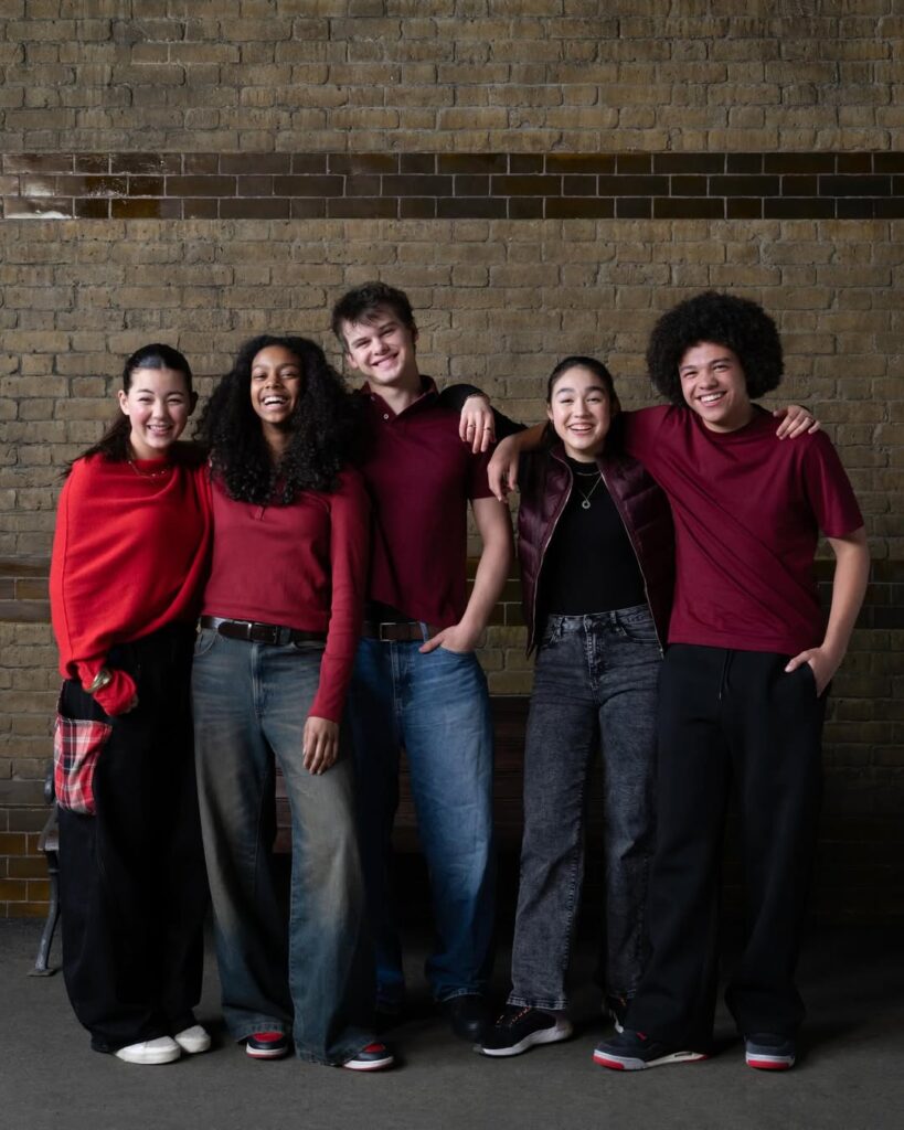 Um-novo-ano-em-Hogwarts-que-vai-entrar-para-a-historia.-Por-favor-deem-as-boas-vindas-a-esses-2-819x1024 Série de Harry Potter revela 20 novos nomes do elenco