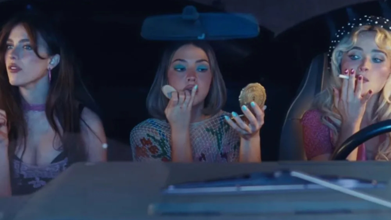 Sabrina Carpenter divulga teaser de “House Tour” e confirma clipe com Margaret Qualley