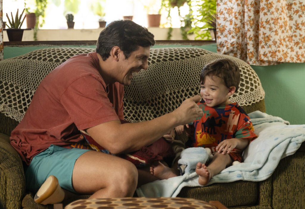 Um-Pai-em-Apuros_Galeria-Distribuidora_Credito-Stella-De-Carvalho_05-1024x701 Crítica: “Um Pai em Apuros” aposta no caos familiar e acerta ao segurar o riso