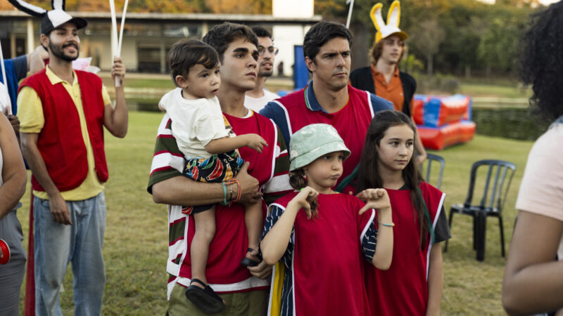 Crítica: “Um Pai em Apuros” aposta no caos familiar e acerta ao segurar o riso