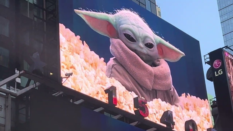 Grogu aparece levitando pipoca gigante na Times Square e viraliza entre fãs de Star Wars
