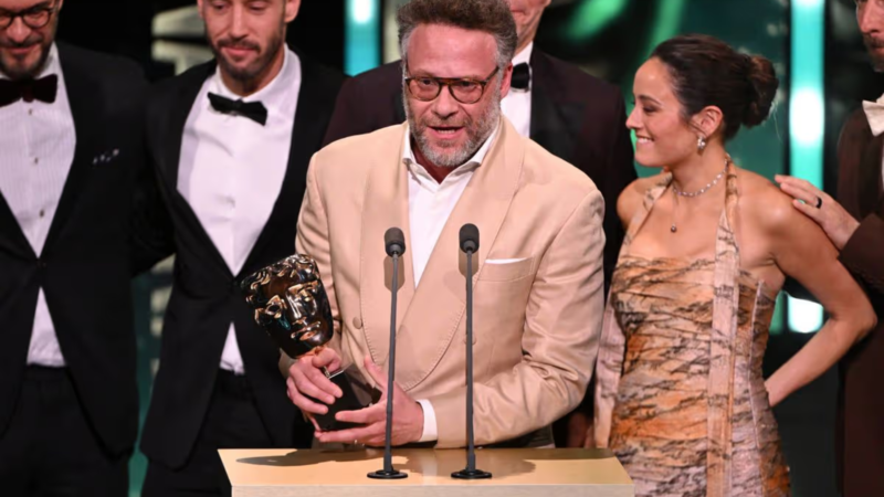Seth Rogen homenageia Catherine O’Hara no BAFTA TV após vitória de The Studio