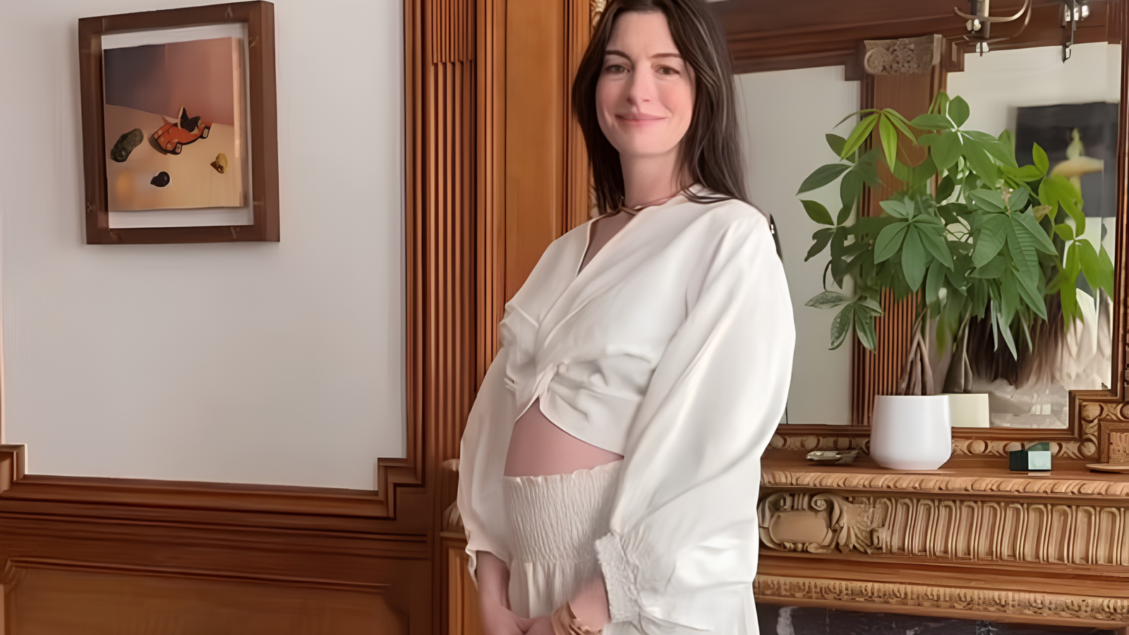 Anne Hathaway anuncia terceira gravidez em vídeo publicado nas redes sociais