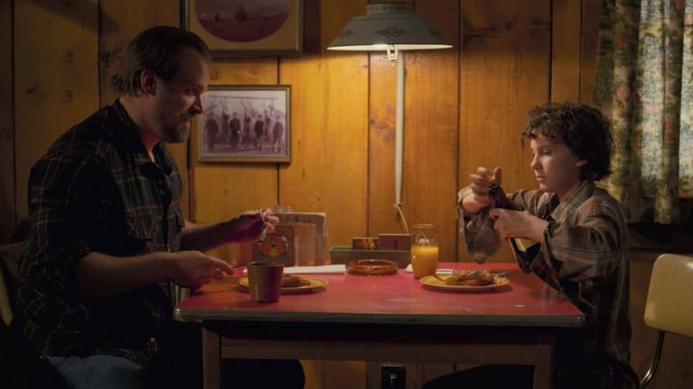 image-2 Millie Bobby Brown e David Harbour vão estrelar nova série de espionagem da Netflix