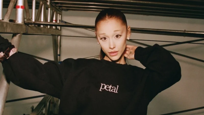 Ariana Grande anuncia pausa na carreira após turnê e deixa musical em Londres