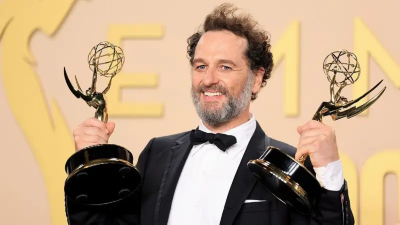 Matthew Rhys com os prêmios do Emmy 2026