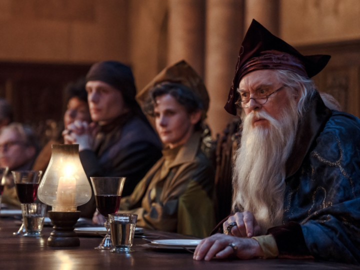 Dumbledore e outros professores durante uma cena de Hogwarts na série Harry Potter