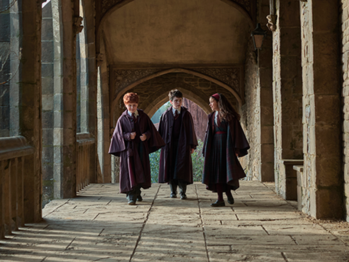 Harry Potter, Rony e Hermione em Hogwarts na nova série
