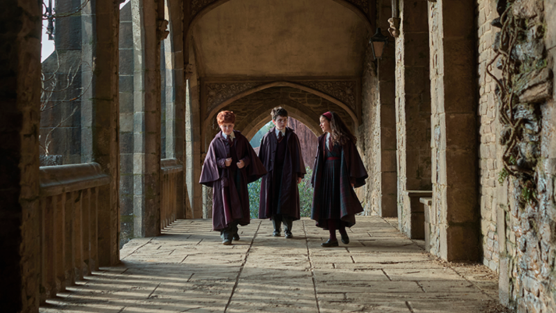 Harry Potter, Rony e Hermione em Hogwarts na nova série