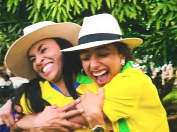 Marta e Alice Carvalho juntas durante as filmagens da cinebiografia