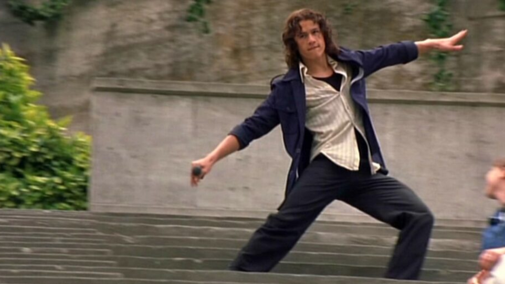 Post-LazCult-2026-10-22T125347.982-1024x576 Julia Stiles homenageia Heath Ledger e reúne elenco de 10 Coisas que Eu Odeio em Você